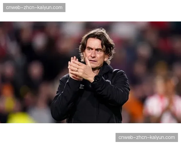 特写：绝平后，布伦特福德主帅弗兰克与教练组紧紧相拥